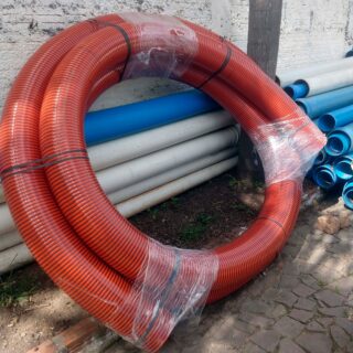 Mangueiras de Alta Resistência. 

Durabilidade para aguentar a lida no campo. Nossas mangueiras gotejadoras são resistentes e entregam a vazão exata que sua cultura pede, safra após safra. 

Para saber mais, acesse o link na bio 🚜💧 Quem irriga, cresce 🌱 

#MangueiraGotejadora #InfraestruturaRural #QualidadeAraguaia #TecnologiaHídrica #Lavoura